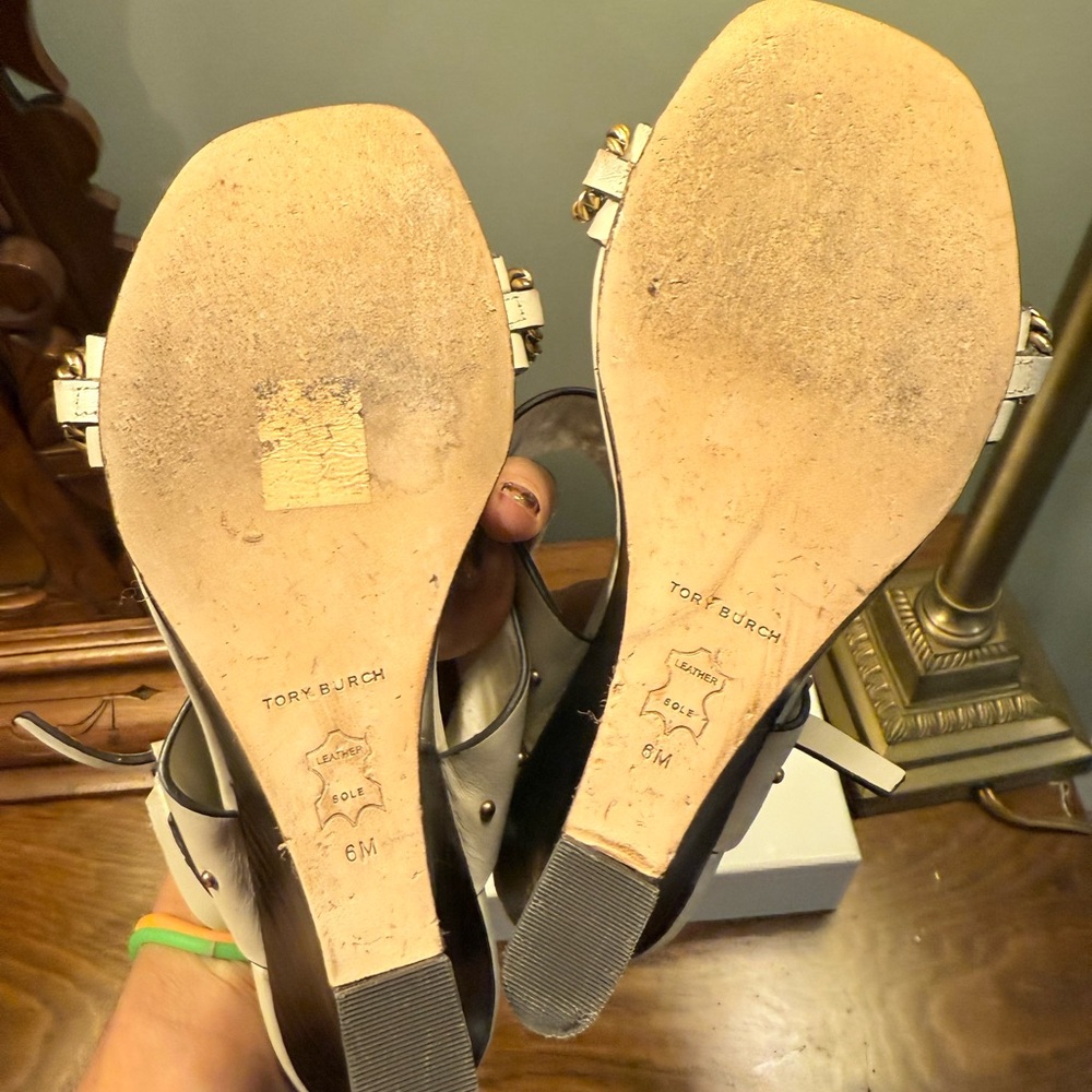 TORY BURCH Vintage Plaque Wedge Sandal New Ivory/Gold Size 6 MSRP $378 - Picture 10 of 10